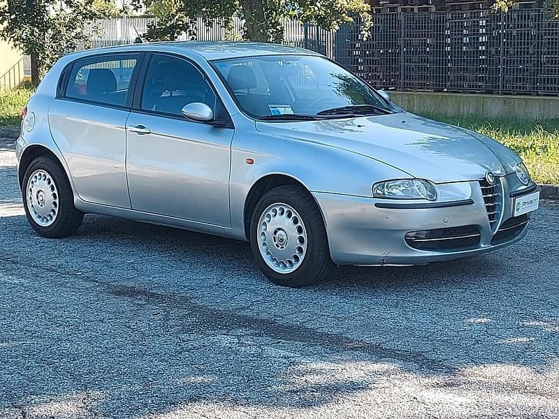 Usata Alfa Romeo 147 Distinctive 115 CV (84 kW) 2004 Argento Utilitaria