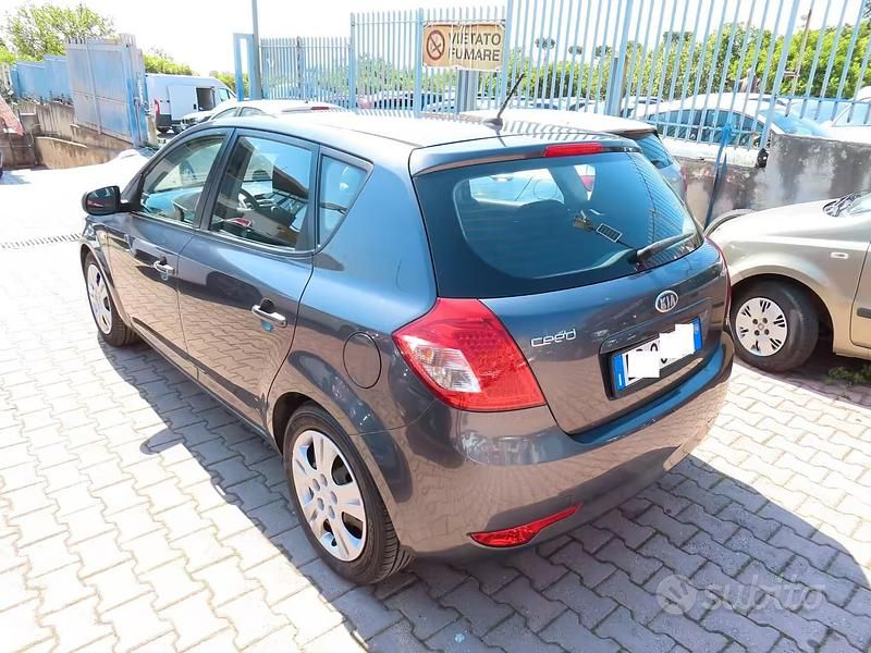 Begagnad Kia Ceed 90 HK (66 kW) 2010 Grå Halvkombi