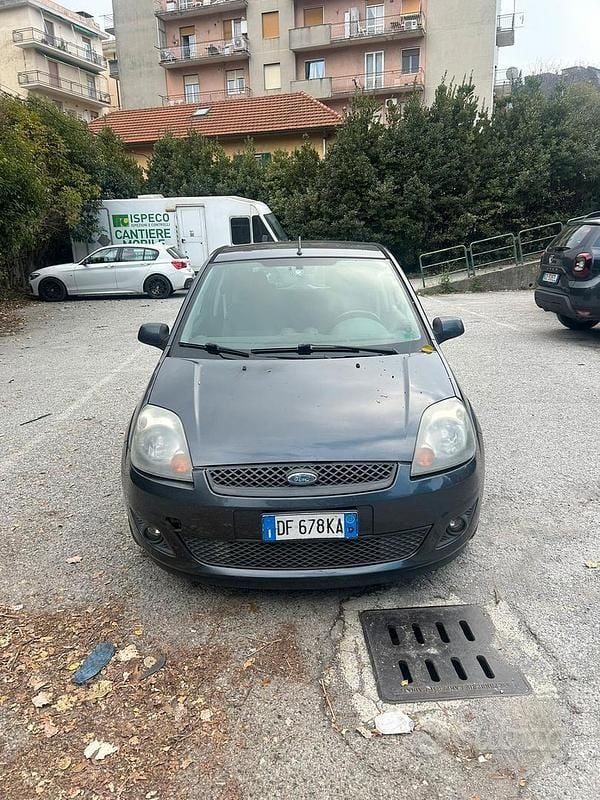 Grigio Usata 2007 Ford Fiesta Titanium Tre volumi | 1600 € (Super prezzo) - Immagine 1/4