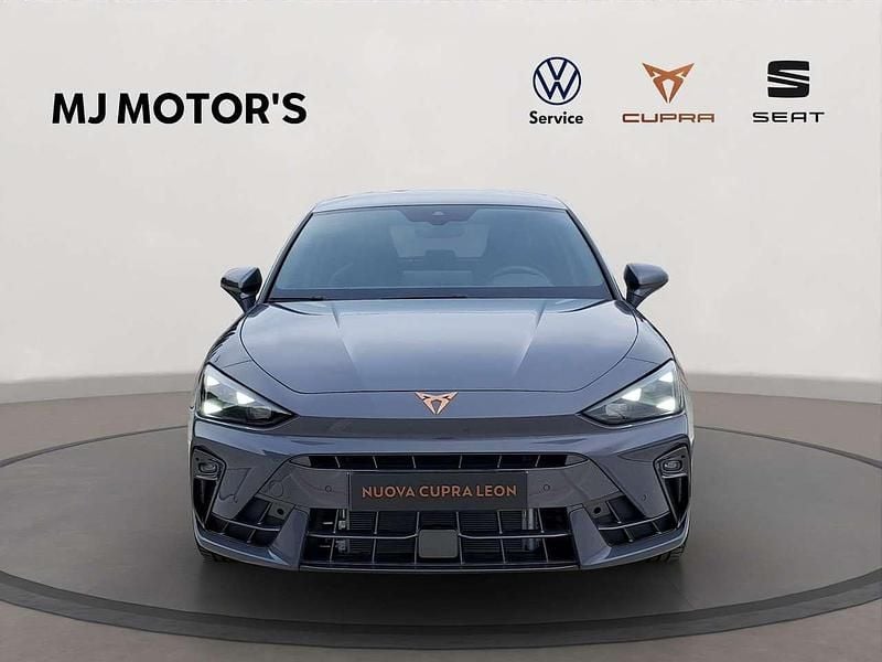 Grigio Nuova 2025 Cupra Leon Tre volumi | 34.900 € (Buon prezzo) - Immagine 1/4