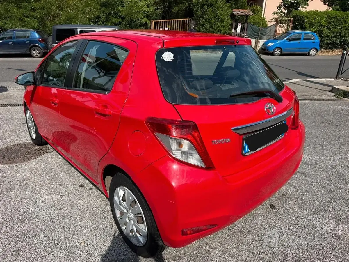 Usata Toyota Yaris Active 90 CV (66 kW) 2013 Rosso Utilitaria