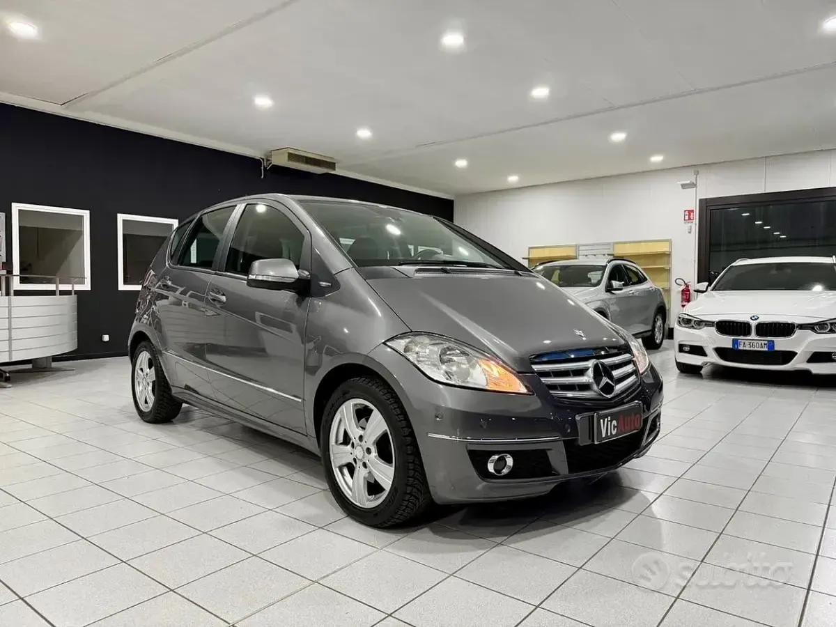 Usata Mercedes A180 Avantgarde 116 CV (85 kW) 2012 Grigio Utilitaria