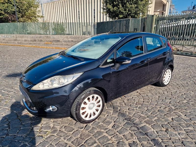 Nero Usata 2010 Ford Fiesta Titanium Tre volumi | 2999 € (Buon prezzo) - Immagine 1/4