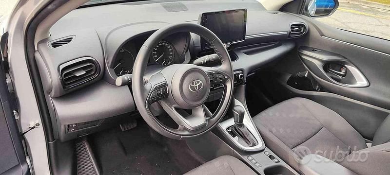 Usata Toyota Yaris Hybrid Trend 92 CV (67 kW) 2025 Grigio metallizzato Berlina