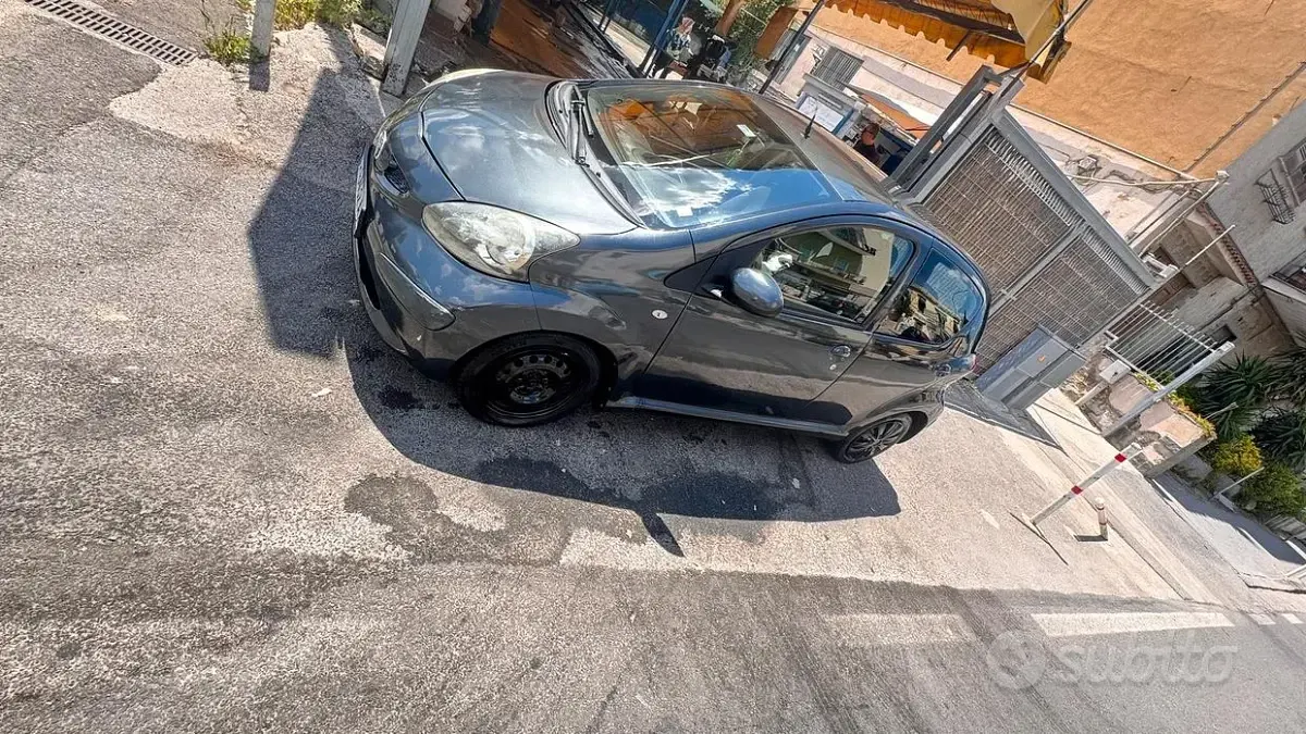 Usata Toyota Aygo 54 CV (39 kW) 2007 Grigio Utilitaria