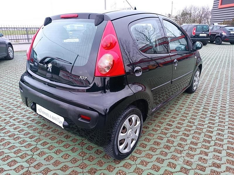 Usata Peugeot 107 Allure 68 CV (50 kW) 2011 Nero Utilitaria