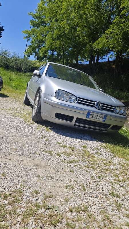 Argento Usata 2002 VW Golf IV Highline Tre volumi | 2000 € (Buon prezzo) - Immagine 1/4
