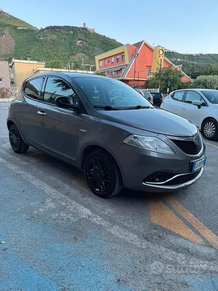 Usata Lancia Ypsilon 95 CV (69 kW) 2018 Grigio Utilitaria
