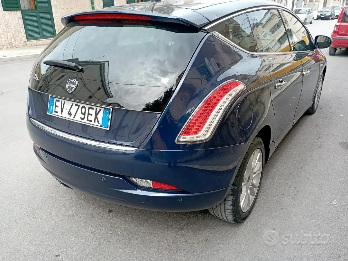 Usata Lancia Delta 105 CV (77 kW) 2014 Blu Utilitaria