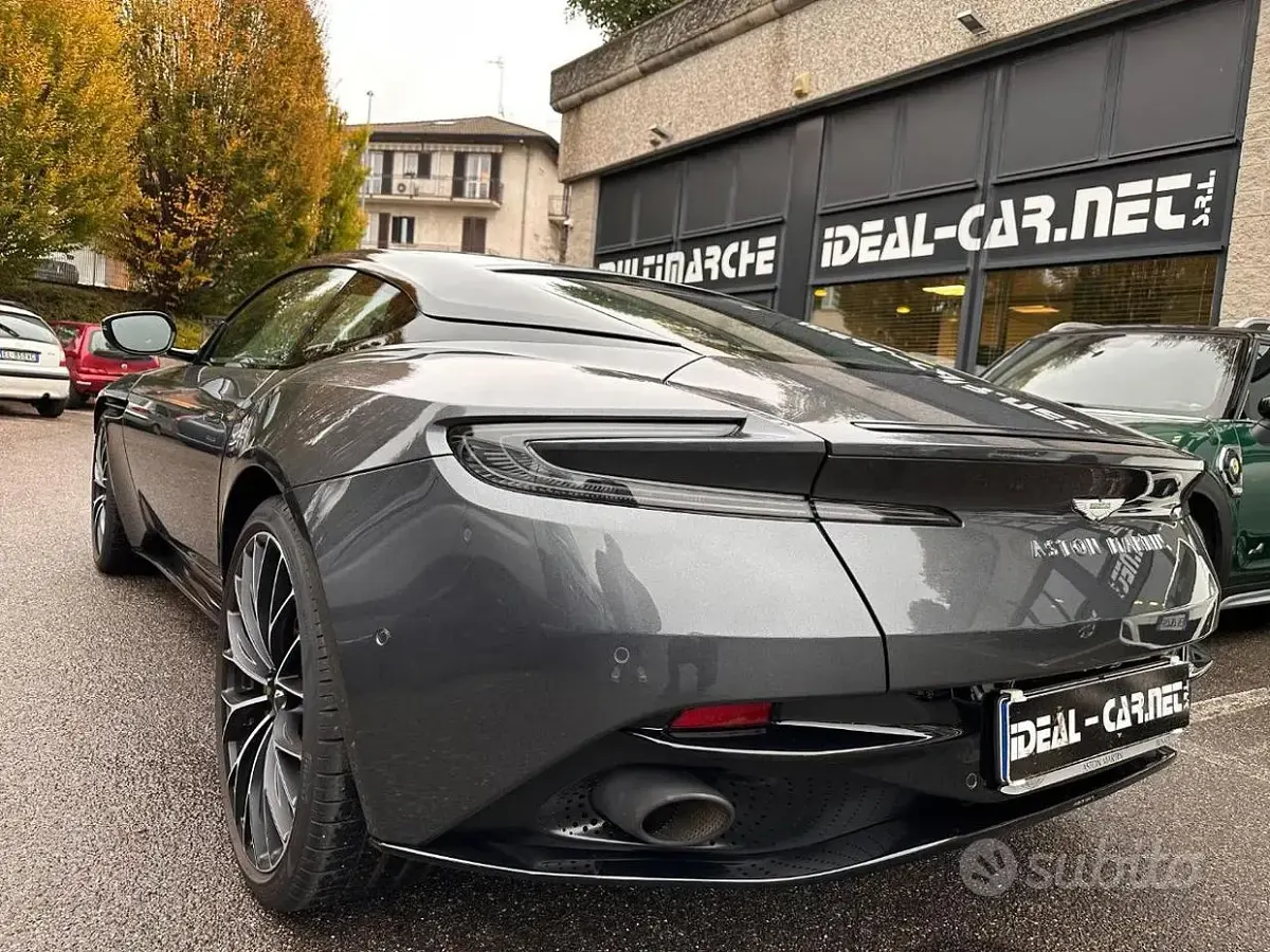 Usata Aston Martin DB11 534 CV (392 kW) 2023 Grigio Coupé