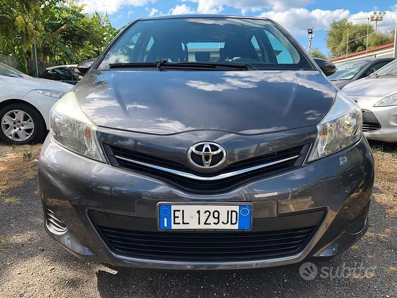 Usata Toyota Yaris Active 69 CV (50 kW) 2012 Grigio Berlina