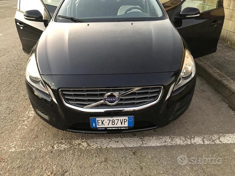 Nero Usata 2011 Volvo S60 Berlina | 9800 € (Buon prezzo) - Immagine 1/4
