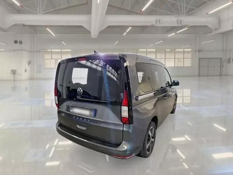 Usata VW Caddy 122 CV (89 kW) 2023 Grigio Monovolume