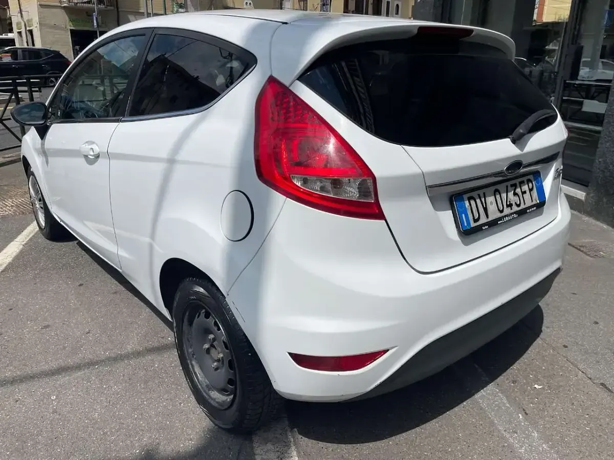 Usata Ford Fiesta 82 CV (60 kW) 2009 Bianco Berlina