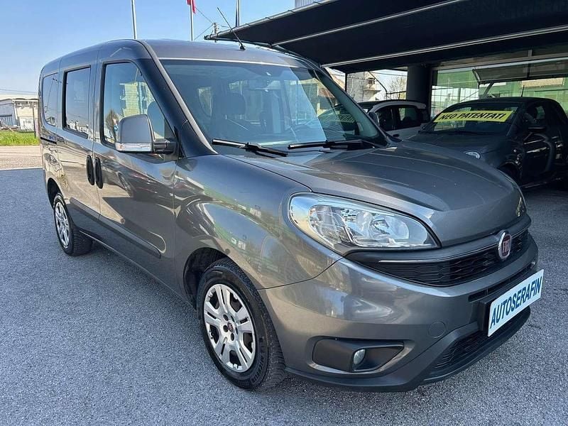 Usata Fiat Doblò Easy 105 CV (77 kW) 2015 Grigio Monovolume
