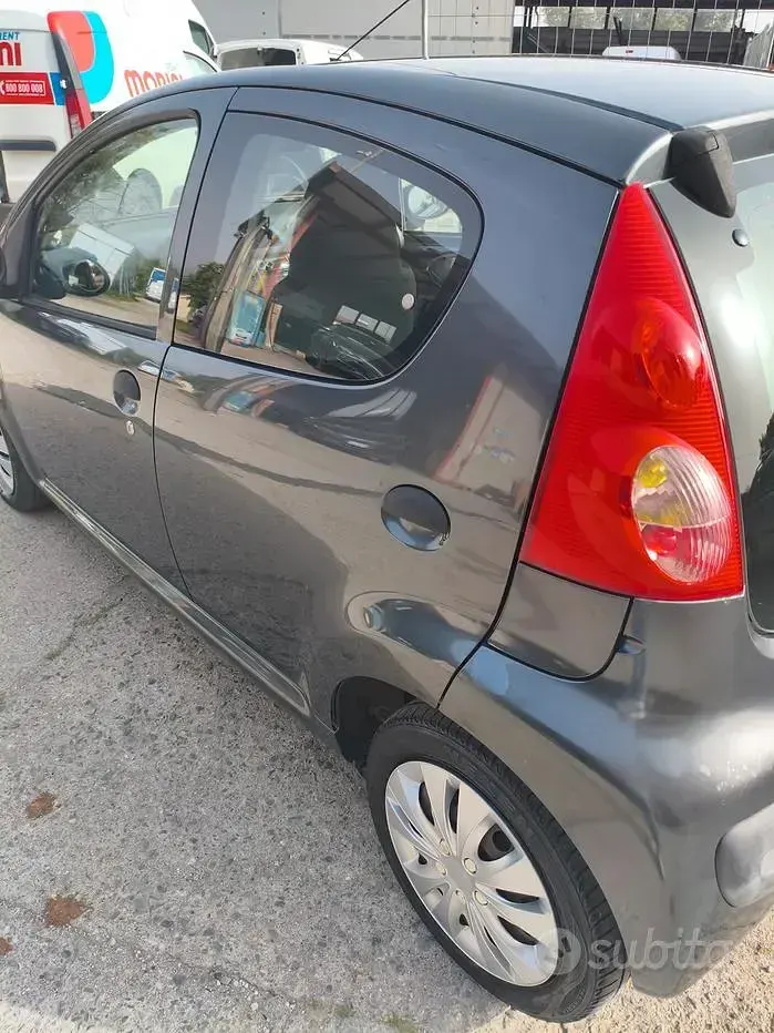 Usata Peugeot 107 68 CV (50 kW) 2011 Nero Utilitaria