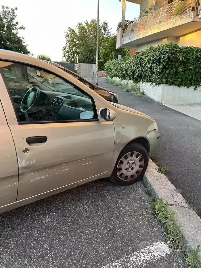Usata Fiat Punto Active 60 CV (44 kW) 2007 Grigio Utilitaria