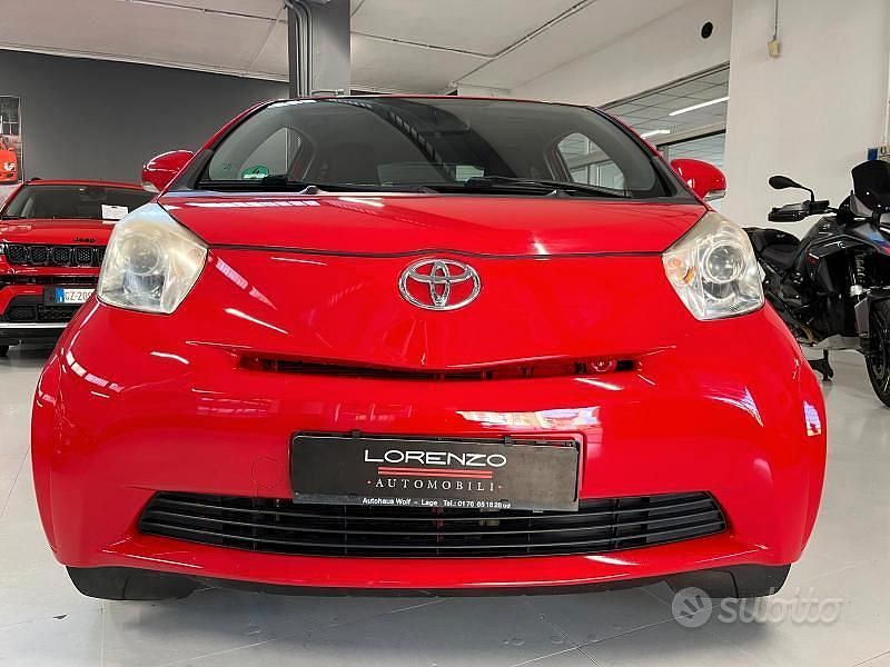 Usata Toyota iQ Sol 68 CV (50 kW) 2009 Rosso Utilitaria