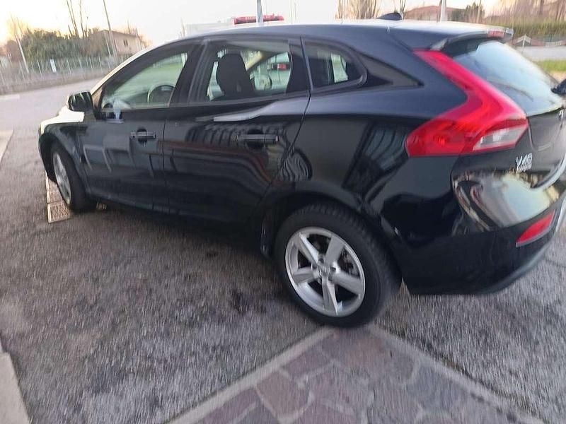 Usata Volvo V40 120 CV (88 kW) 2018 Nero Berlina