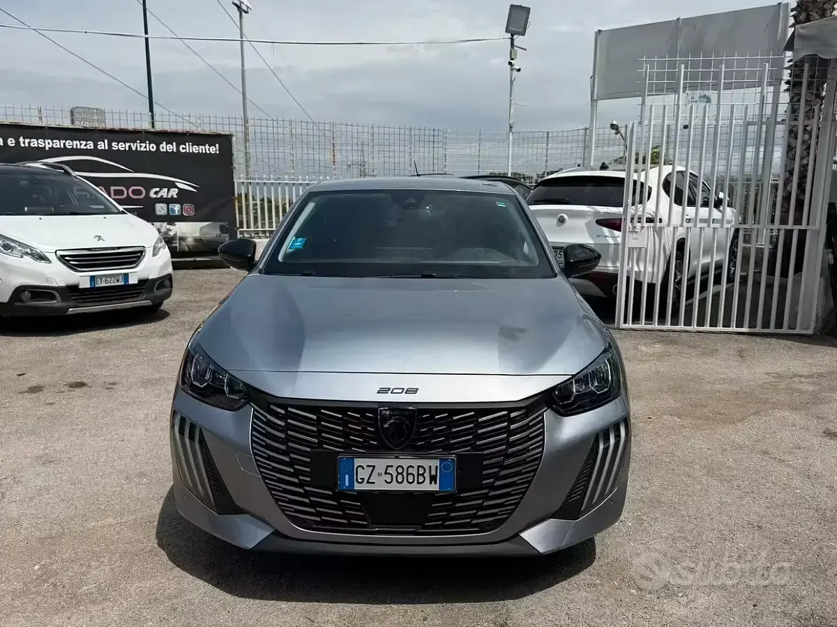 Usata Peugeot 208 Allure 101 CV (74 kW) 2025 Grigio Utilitaria