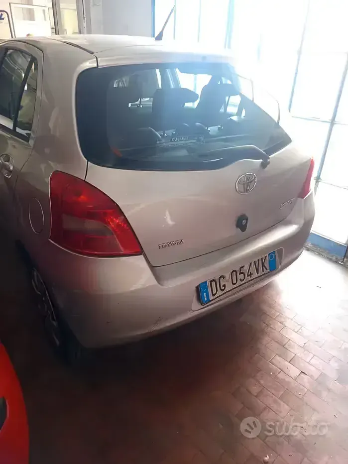 Usata Toyota Yaris 87 CV (63 kW) 2007 Grigio Utilitaria
