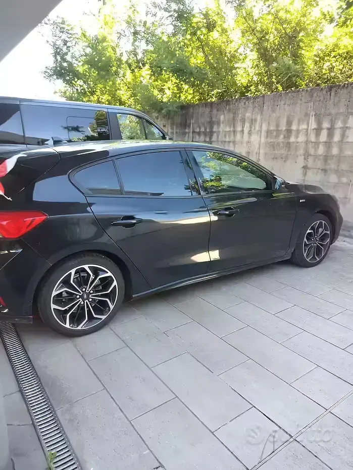 Usata Ford Focus 125 CV (91 kW) 2020 Nero Berlina