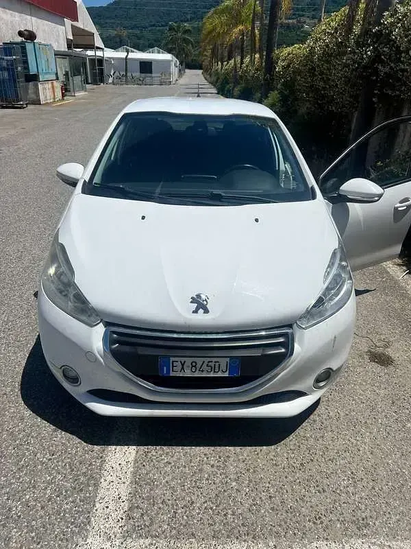 Usata Peugeot 208 Active 68 CV (50 kW) 2014 Bianco Utilitaria
