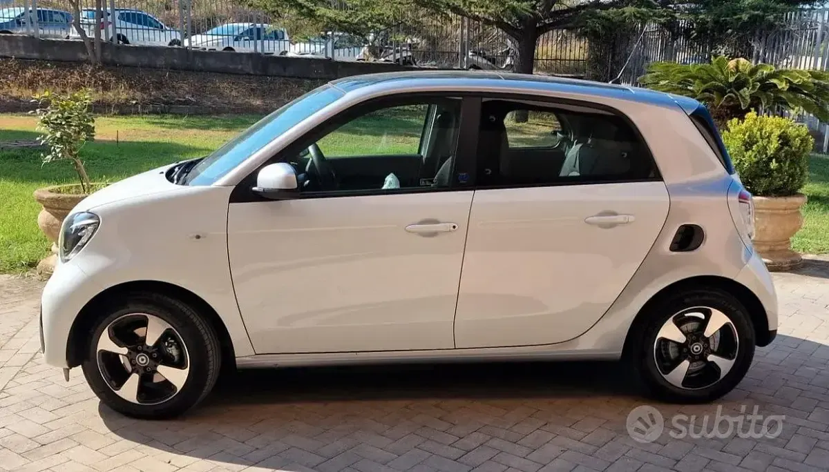 Usata Smart ForFour Electric Drive Passion 41 kW (56 CV) 2021 Bianco Utilitaria