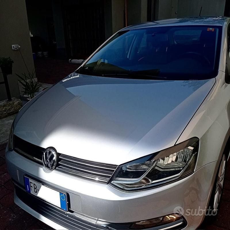 Grigio Usata 2014 VW Polo Highline Tre volumi | 7500 € (Buon prezzo) - Immagine 1/4