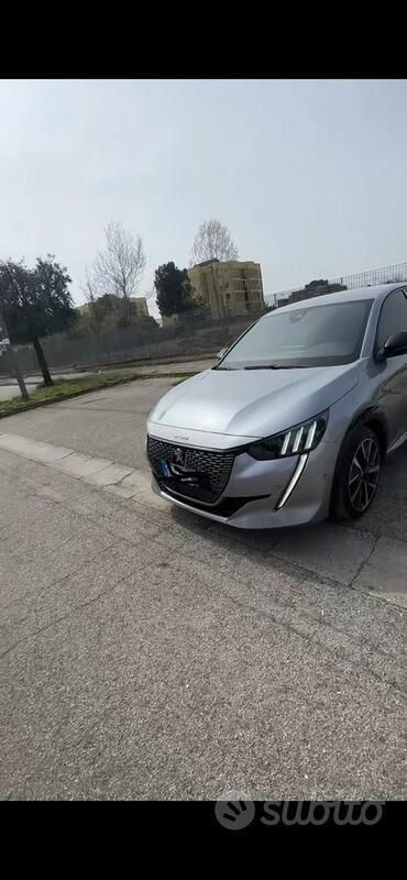 Usata Peugeot 208 GT 131 CV (96 kW) 2022 Utilitaria