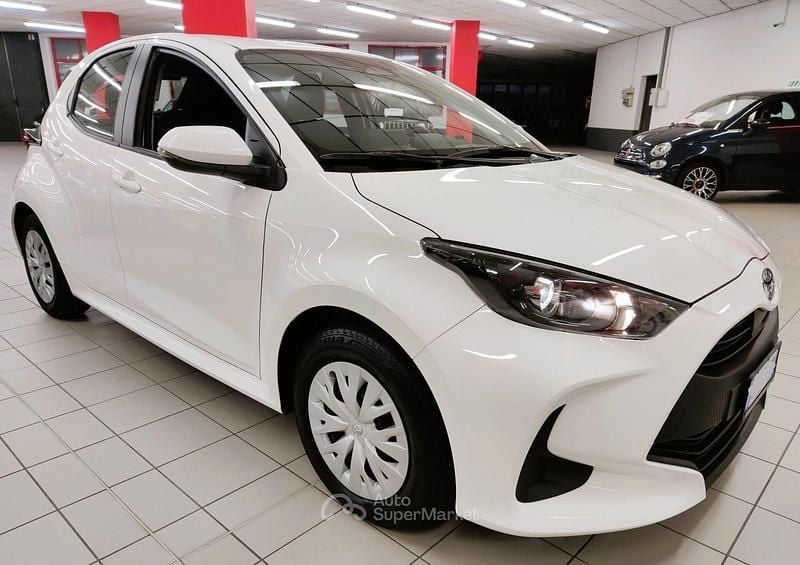 Gebraucht Toyota Yaris Hybrid Active 92 PS (67 kW) 2025 Weiß Kleinwagen