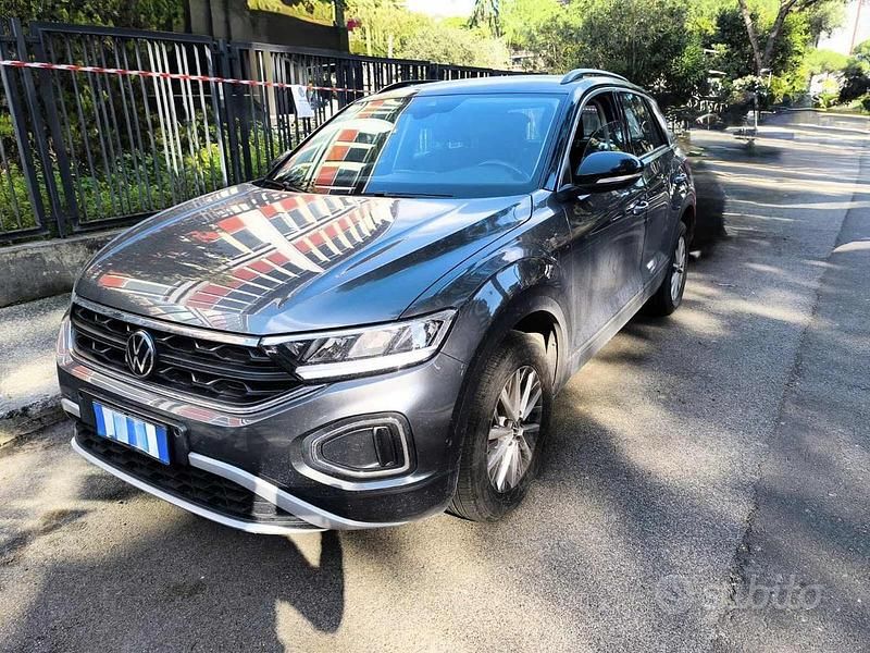 Usata VW T-Roc Life 110 CV (80 kW) 2023 Grigio SUV