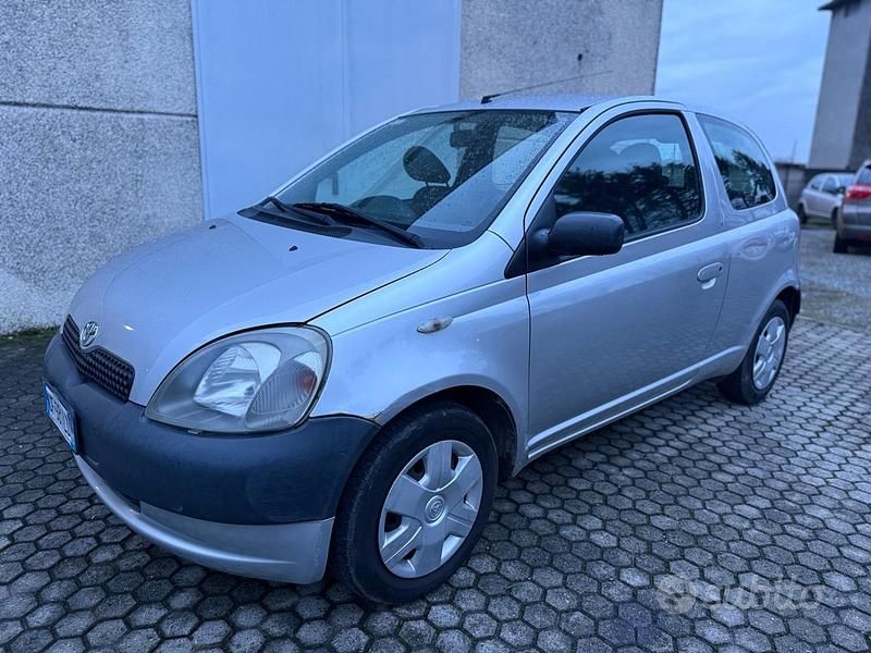 Grigio Usata 2002 Toyota Yaris Tre volumi | 1999 € (Buon prezzo) - Immagine 1/4
