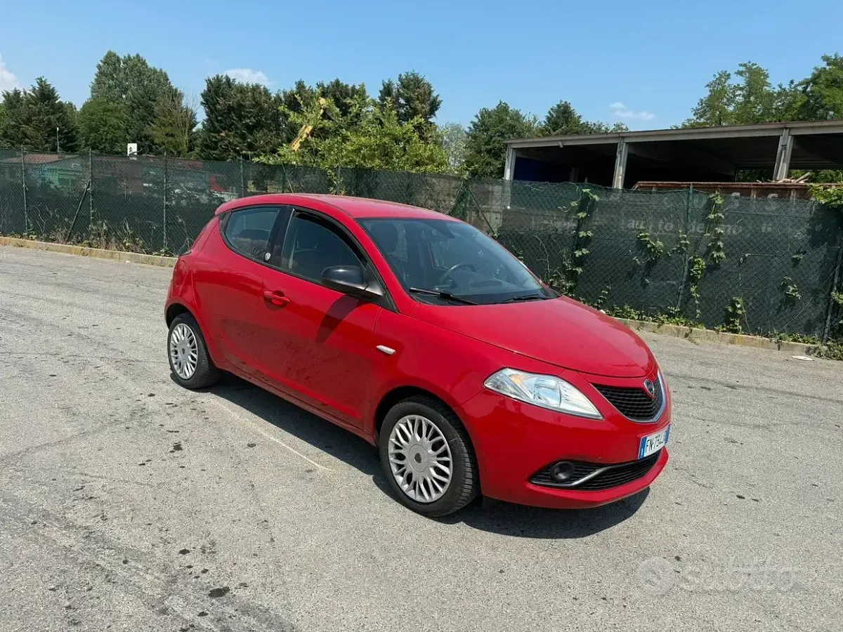 Usata Lancia Ypsilon 69 CV (50 kW) 2018 Rosso Utilitaria