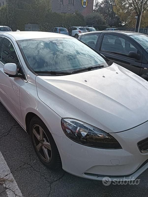 Bianco Usata 2015 Volvo V40 R-Design Momentum Tre volumi | 6000 € (Buon prezzo) - Immagine 1/4