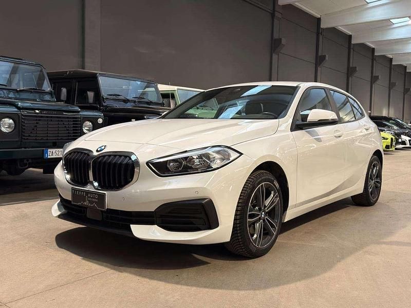 Bianco metallizzato Usata 2023 BMW 116 Advantage Due volumi | 17.900 € (Buon prezzo) - Immagine 1/4