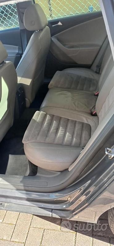 Usata VW Passat 140 CV (102 kW) 2010 Grigio Utilitaria