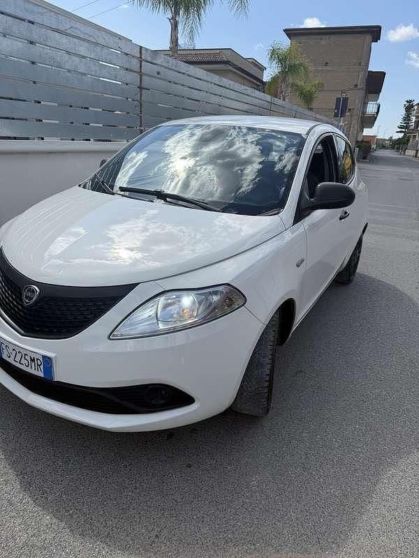 Usata Lancia Ypsilon Platinum 69 CV (50 kW) 2018 Utilitaria