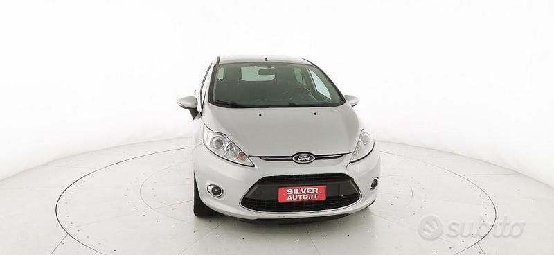 Usata Ford Fiesta 70 CV (51 kW) 2012 Grigio Utilitaria