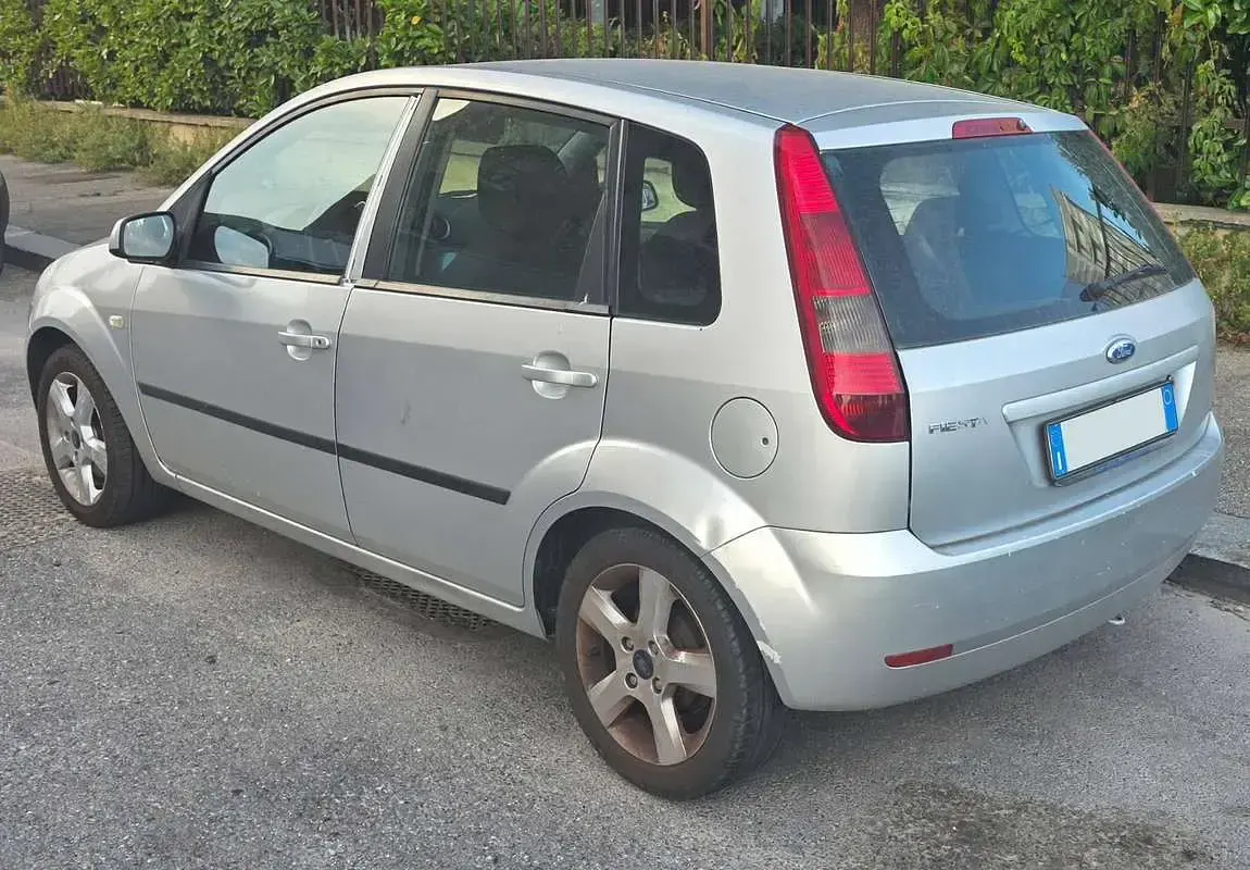 Usata Ford Fiesta Ghia 75 CV (55 kW) 2005 Grigio Utilitaria