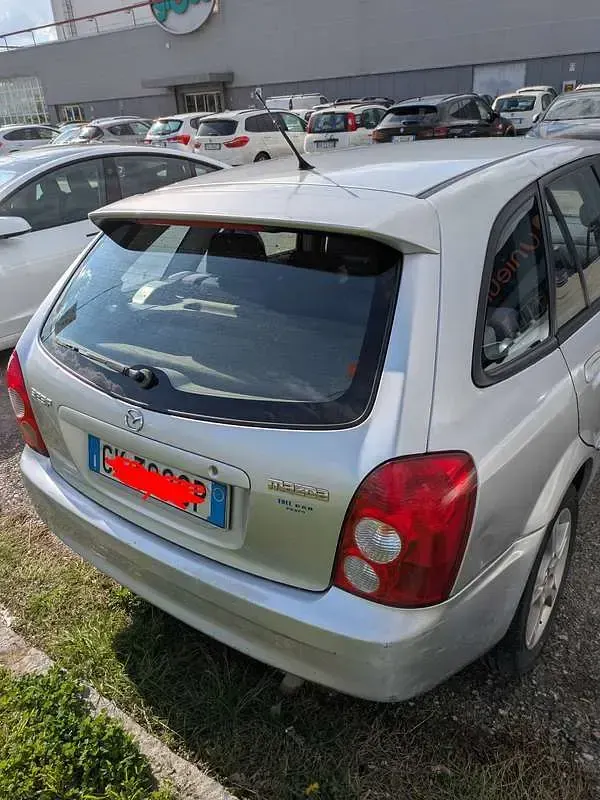 Usata Mazda 323F 101 CV (74 kW) 2003 Argento Berlina