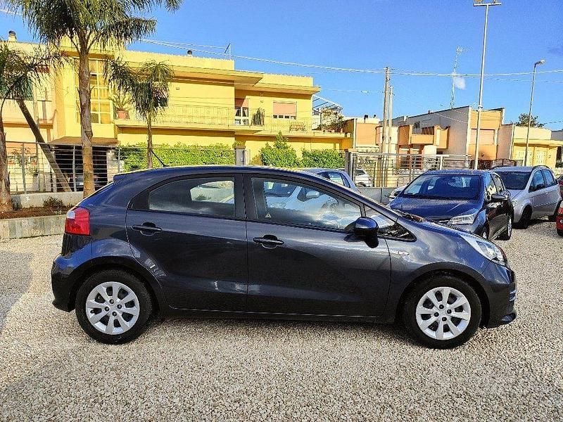 Usata Kia Rio 85 CV (62 kW) 2016 Grigio scuro Berlina