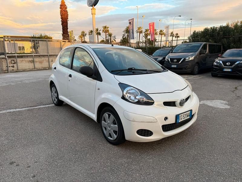 Bianco Usata 2011 Toyota Aygo Due volumi | 4400 € (Cara) - Immagine 1/4