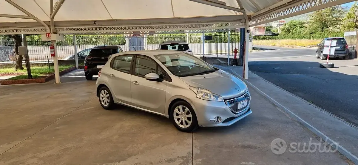 Usata Peugeot 208 68 CV (50 kW) 2012 Grigio Utilitaria