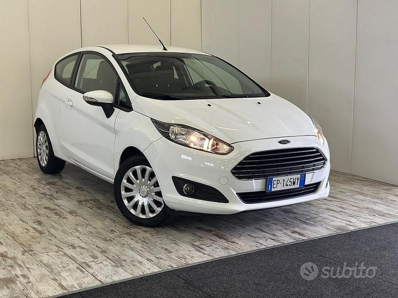 Bianco Usata 2013 Ford Fiesta Tre volumi | 3900 € (Super prezzo) - Immagine 1/4