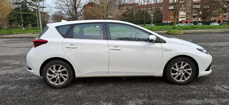 Usata Toyota Auris Hybrid Active 99 CV (72 kW) 2015 Bianco Berlina