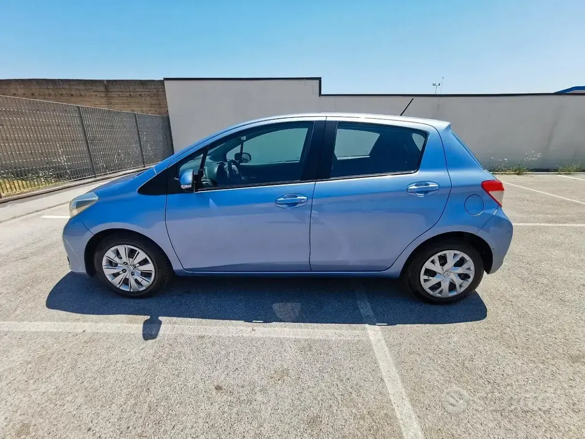 Usata Toyota Yaris Lounge 69 CV (50 kW) 2013 Bluazzurro Utilitaria