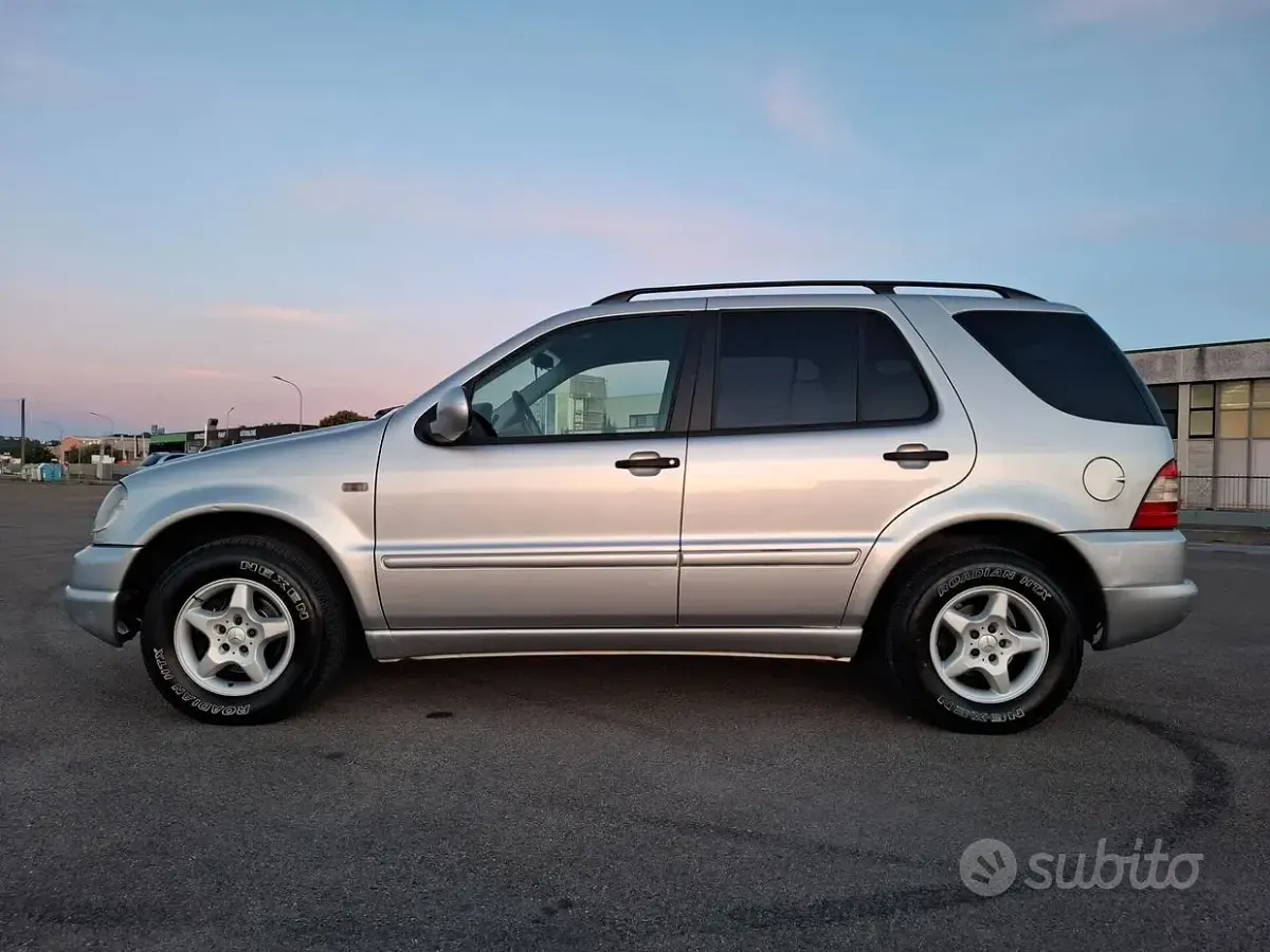 Usata Mercedes ML270 163 CV (119 kW) 2000 Grigio SUV