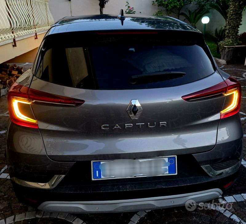 Usata Renault Captur Techno 101 CV (74 kW) 2023 Grigio SUV