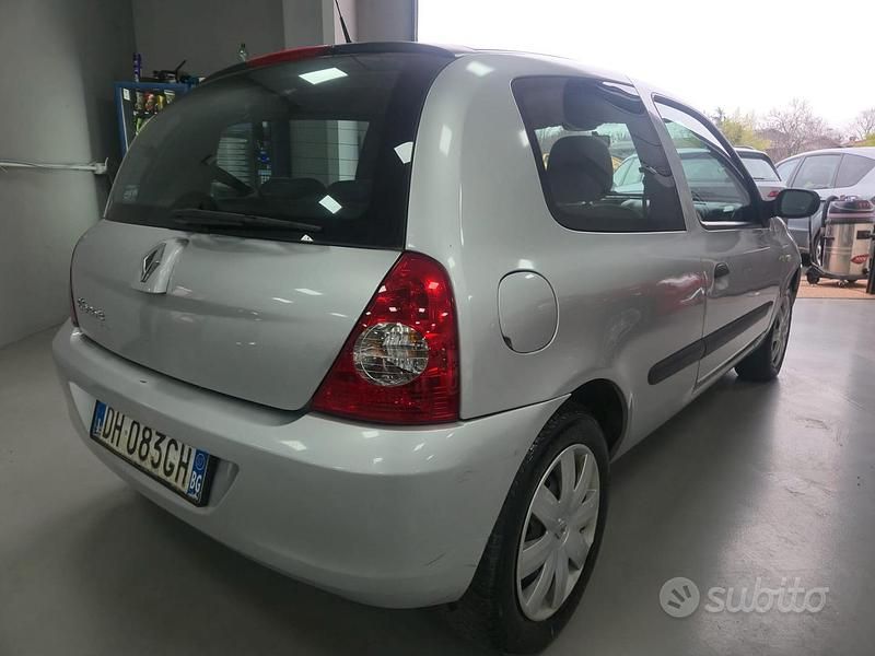 Usata Renault Clio II Authentique 58 CV (42 kW) 2007 Grigio Berlina